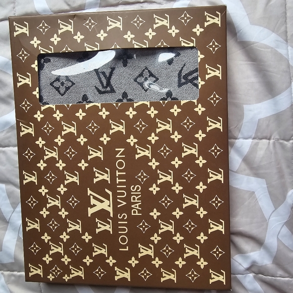 Louis Vuitton 100% cashmere scarf. New! Two faced-light gray and dark gray. - Picture 1 of 6